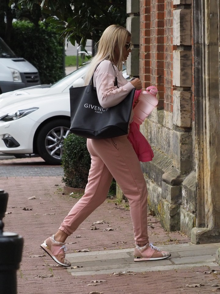  Katie wore a pink tracksuit for the occasion