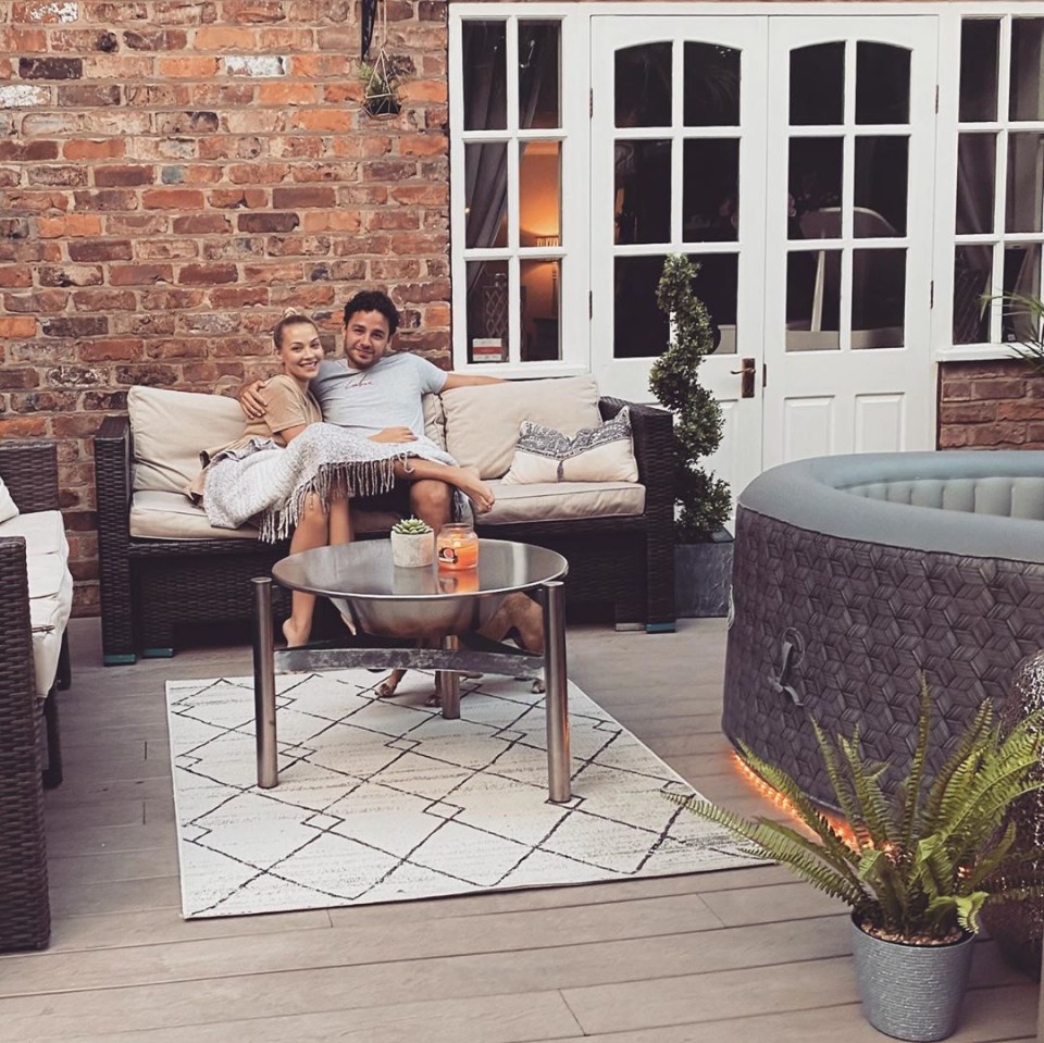  Adam and Caroline relax outside in the summer