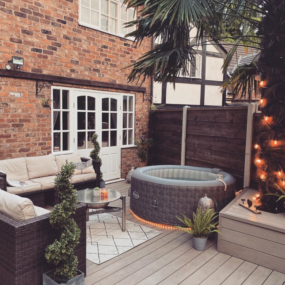  The property has a stunning garden with hot tub