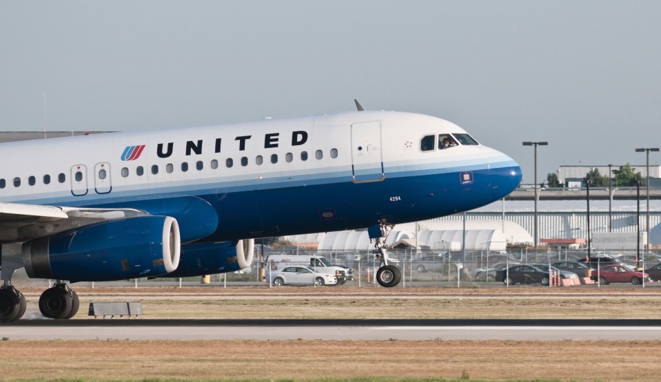 A United flight lost two of the cockpit screens mid-air