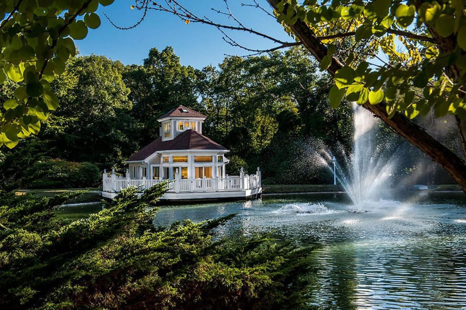  There is a picturesque lake situated behind the house