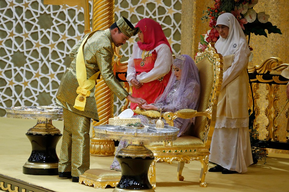  Crown Prince Haji Al-Muhtadee Billah applies ceremonial paste to Princess Hafizah Sururul Bolkiah during festivities for the Royal Wedding on September 19, 2012