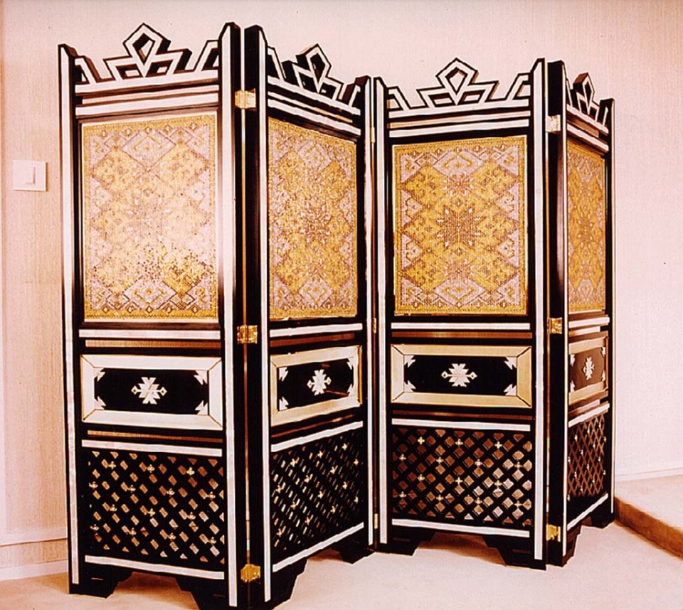 This ornamental screen with four jewelled panels made of gold and inlaid with yellow diamonds was bought by Jefri in 1995