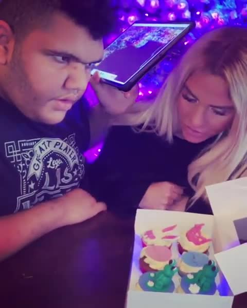  Harvey shared the cupcakes with his mum