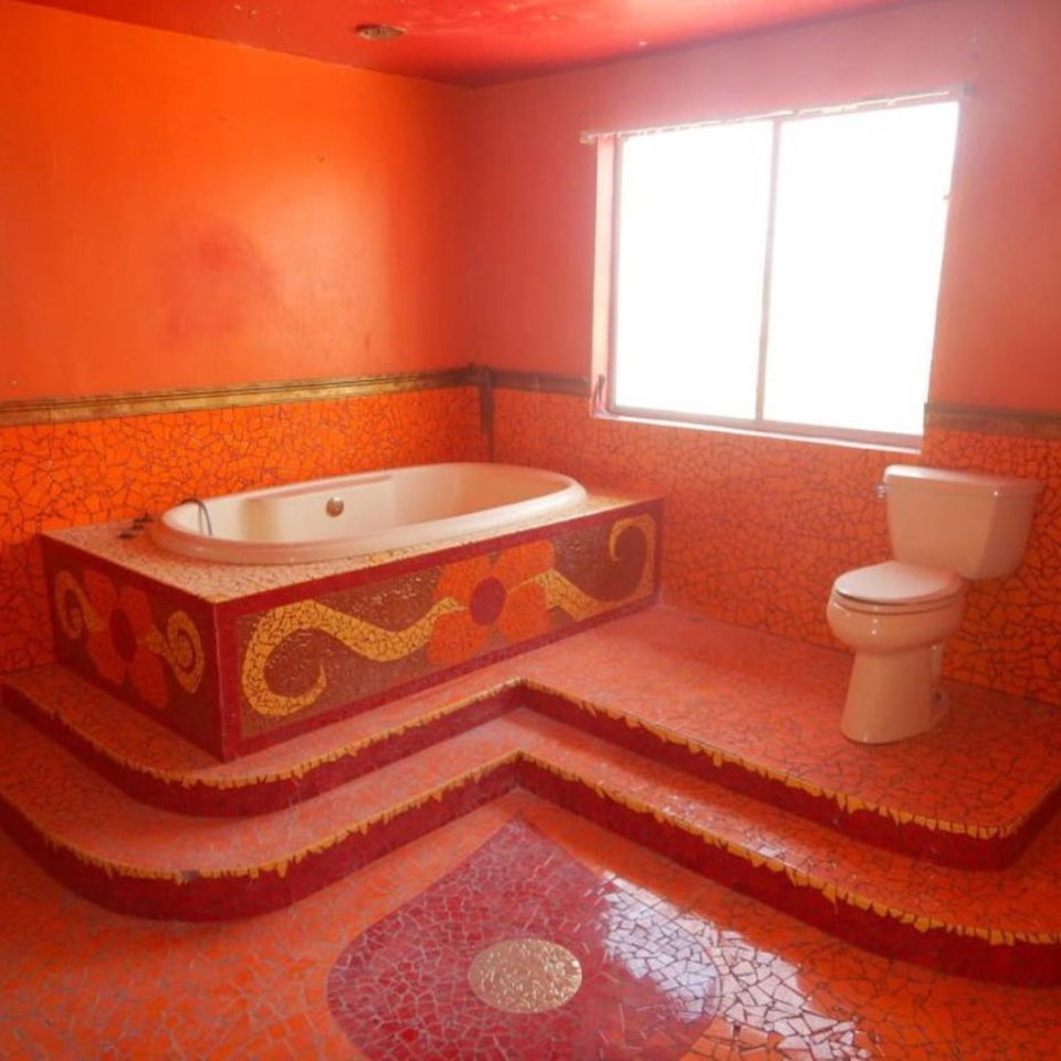  This person clearly loves the colour red for a relaxing bath