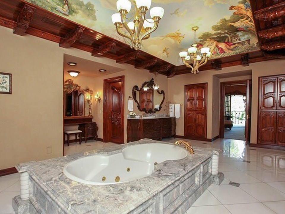  A bath with clear access to the outside is best enjoyed with a ceiling painted with cherubs and angels