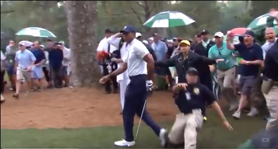  The security guard slipped and went crashing into Tiger Woods' ankle with his knee