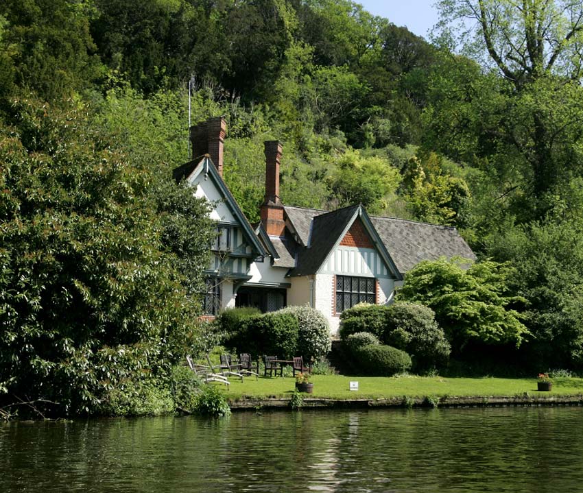 A source revealed 'they often stayed in a very private cottage in the grounds, Spring Cottage'