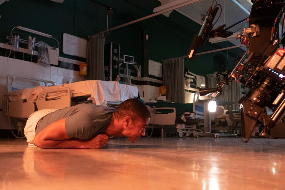  Jamie crawls on the floor near the end of the episode in quite the intense scene