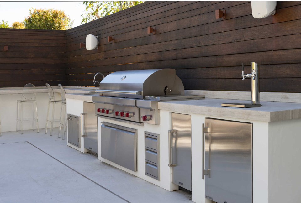  Guests can enjoy home cooked food in the garden kitchen