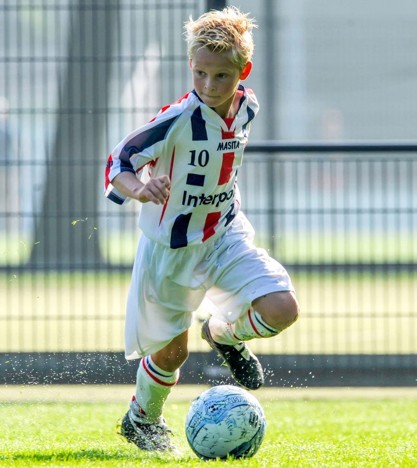  De Jong began playing aged four after his grandfather took him to the local club's open day