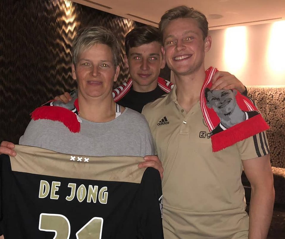  Frenkie de Jong with mum Marjon Schuchhard, left, and brother Youri, centre