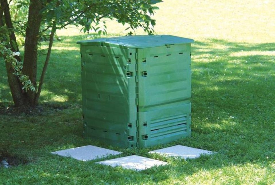  The Thermo-King 900L compost bin will blend right into your garden