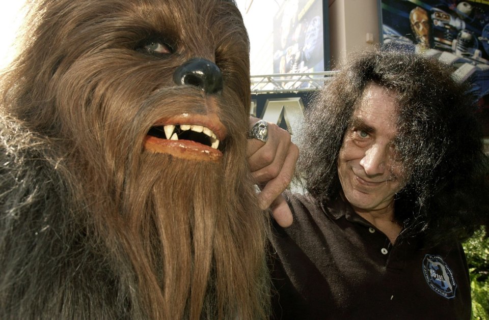  Peter Mayhew, the man behind the famed Chewbacca voice in Star Wars, has died at 74