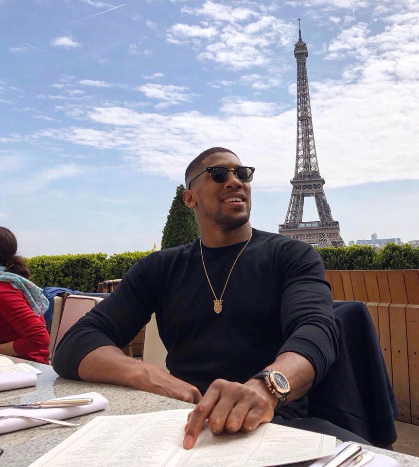  The boxing champ dines out at a Paris hotspot