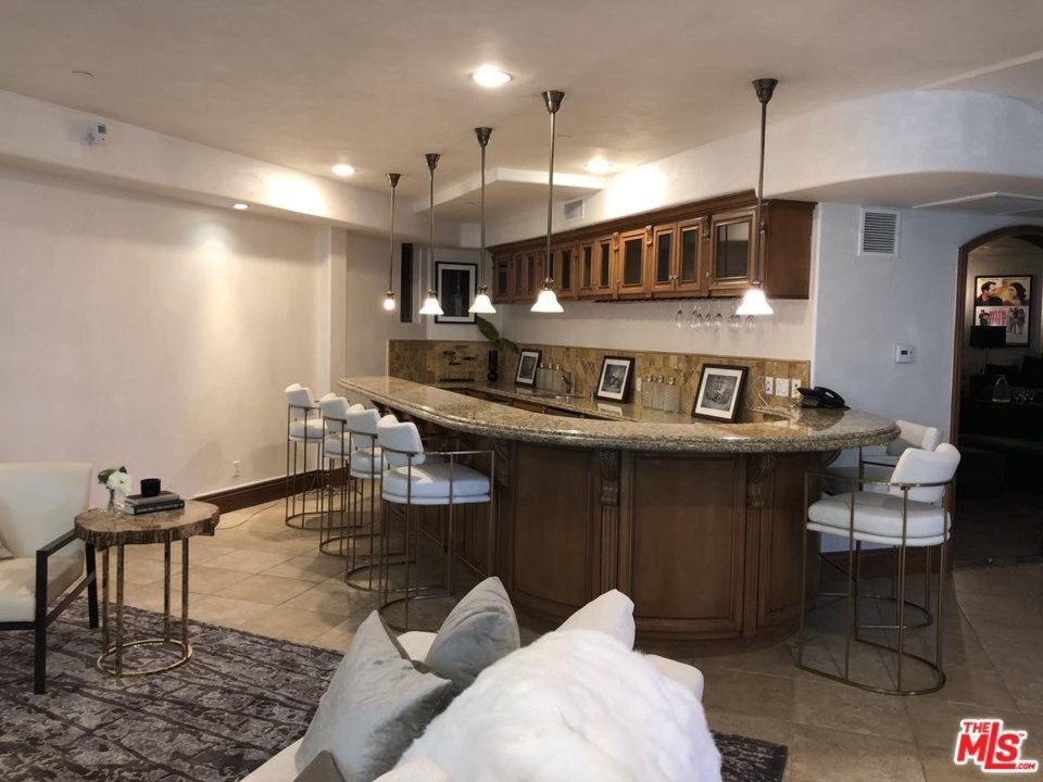  After a day on set, Eva Longoria has the option to relax with a G&T in this swanky home bar with stylish white stools