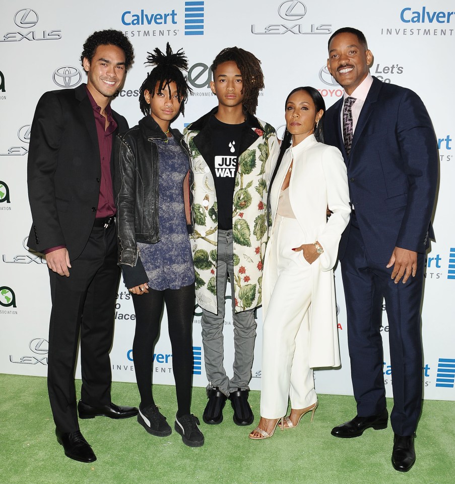  Trey, Willow, Jaden, Jada and Will Smith at an awards ceremony in 2016