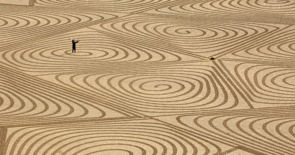  Sand sculpture by Sand Artist Simon Beck on Brean Down beach in Somerset over the Bank Holiday. The Somerset beach art is the artist's 100th sand sculpture