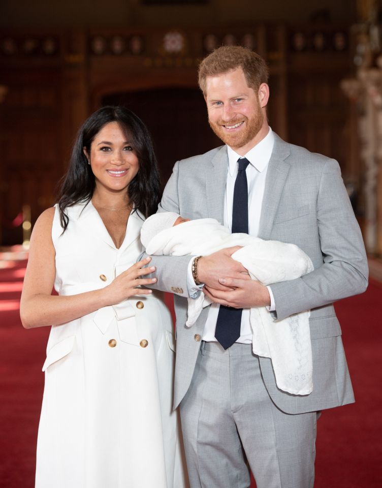  Baby Archie makes his debut in the arms of his father Prince Harry and under the protective touch of his mother Meghan Markle