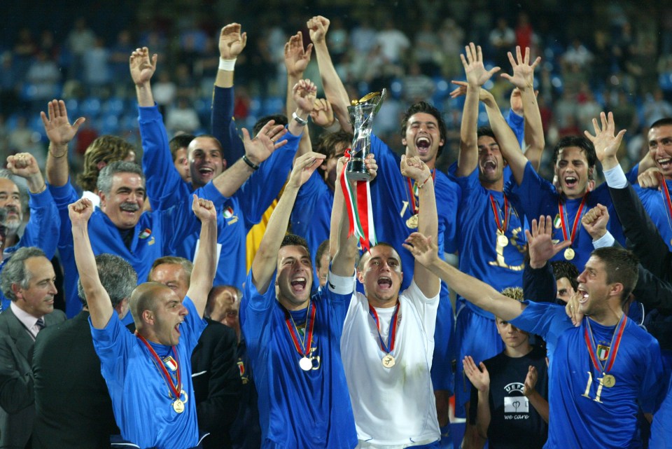 De Rossi returned to the Italy team for the 2006 World Cup final, which he helped win