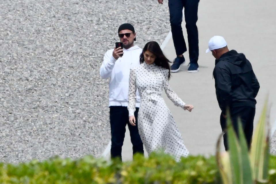  Boyfriend Leo took pictures of the model on a beach in Cannes