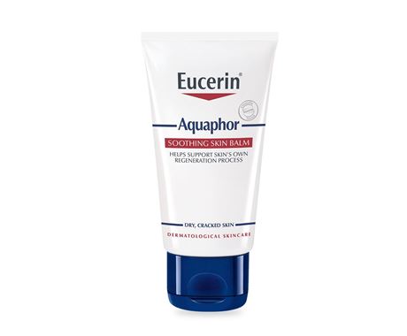  Beyonce applies a liberal amount of Eucerin Aquaphor before she gets into bed