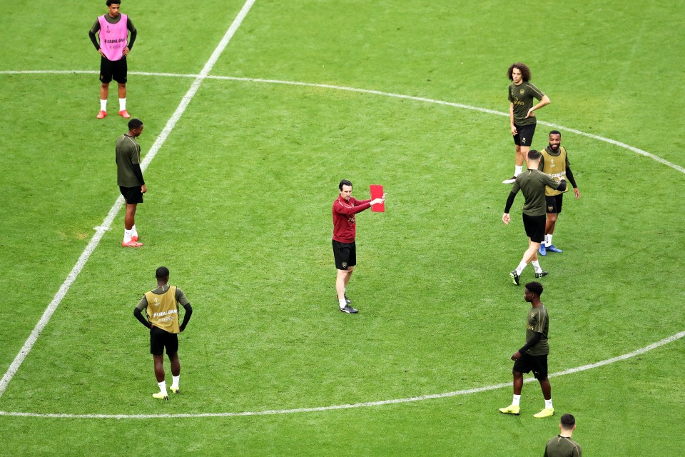  Emery preparing his Arsenal team for the Europa League final against rivals Chelsea