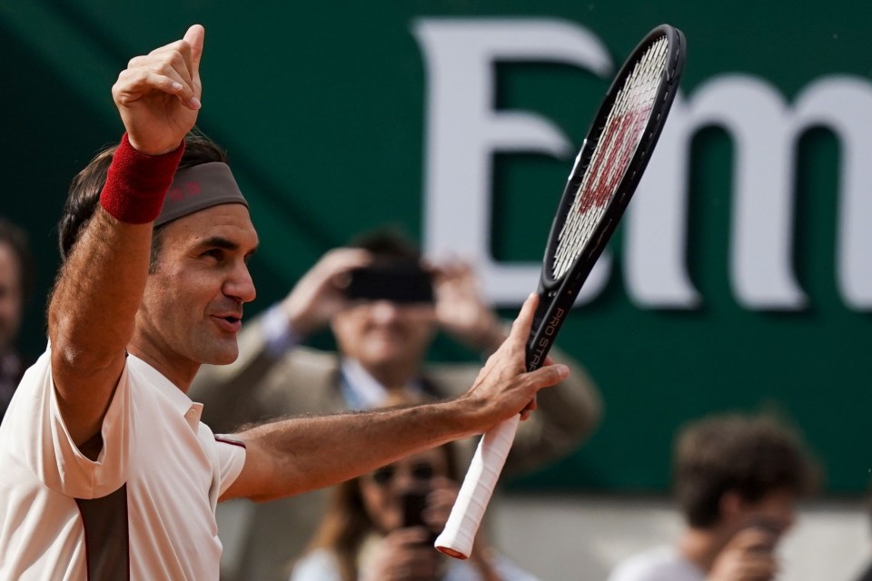 Federer advances to the third round