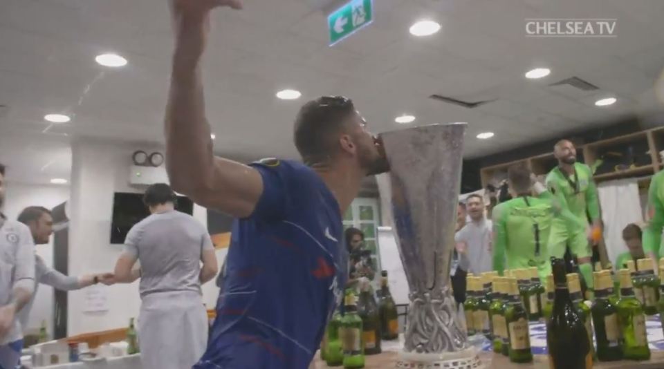  Goalscorer Giroud plants a smacker on the gigantic piece of silverware