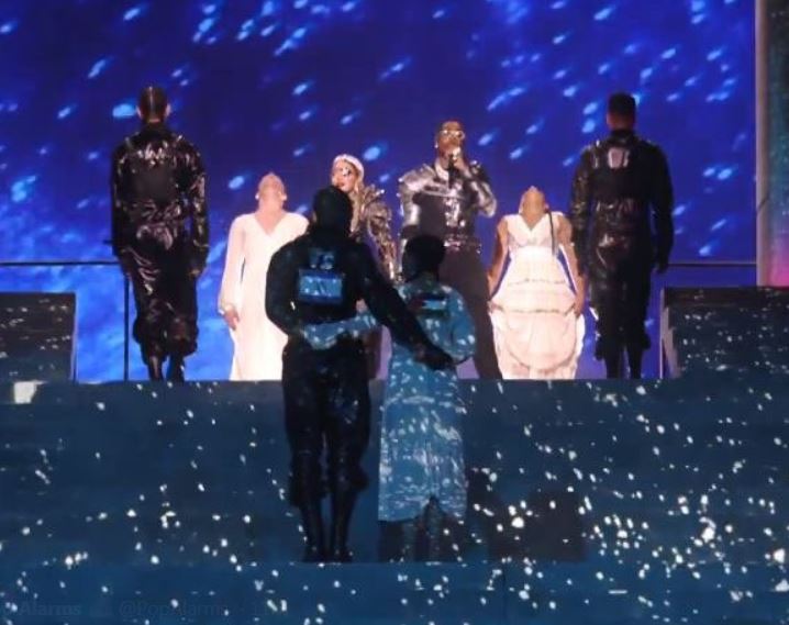  Madonna's dancers hugged wearing Israeli and Palestinian flags in an unrehearsed moment