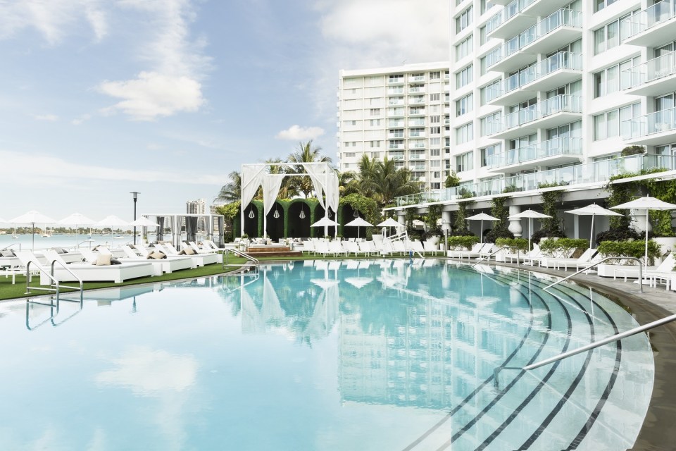  The Mondrian Hotel offers a luxury swimming pool overlooking the harbour