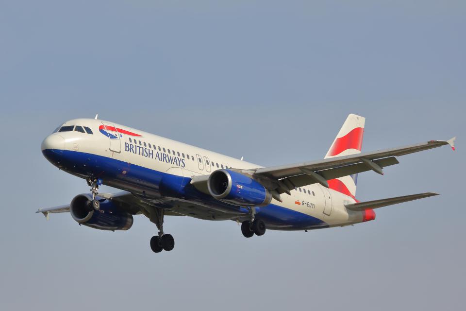  British Airways Airbus A320-200 was forced to make an emergency landing after fumes were reported in the cockpit and cabin