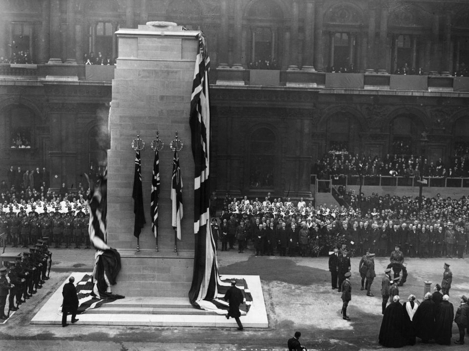  King George V at the unveiling of the Tomb of the Unknown Warrior at the Cenotaph