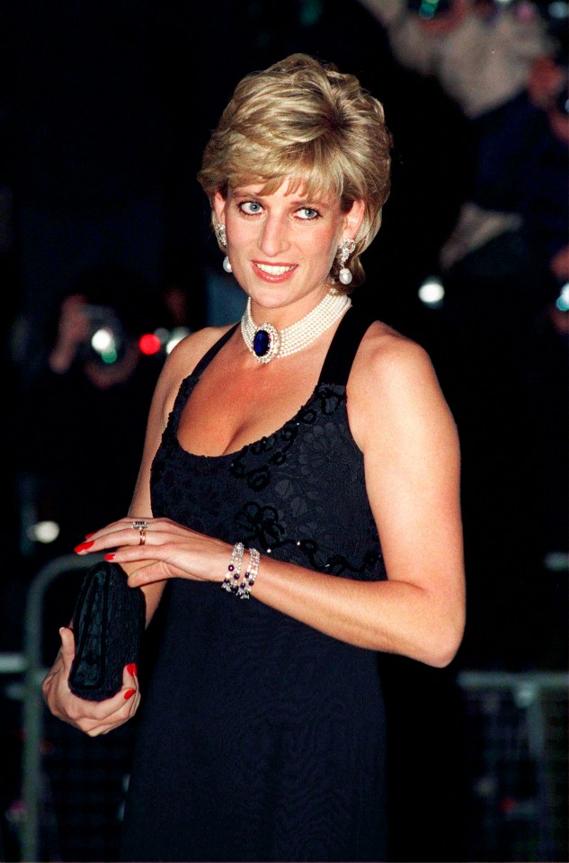  The ring features two of Diana's diamonds