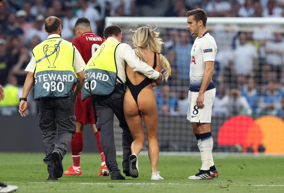  Kinsey Wolanski sprinted on to the pitch and drew wide-eyed stares from players including Harry Winks