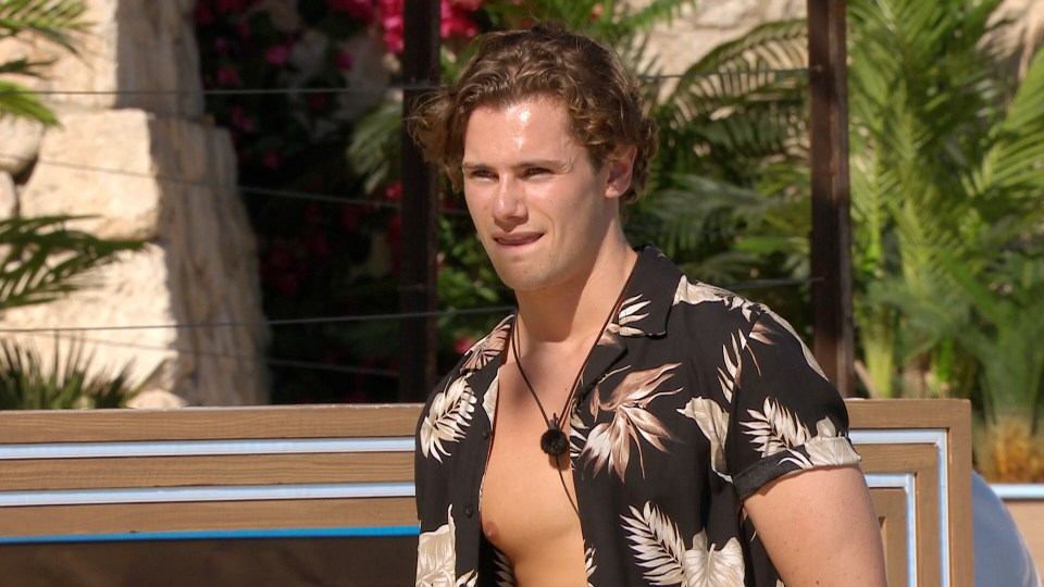  Love Island 2019 episode 1 recap: Following his arrival, Joe steals Lucy from Michael, consequently leaving him without a partner.