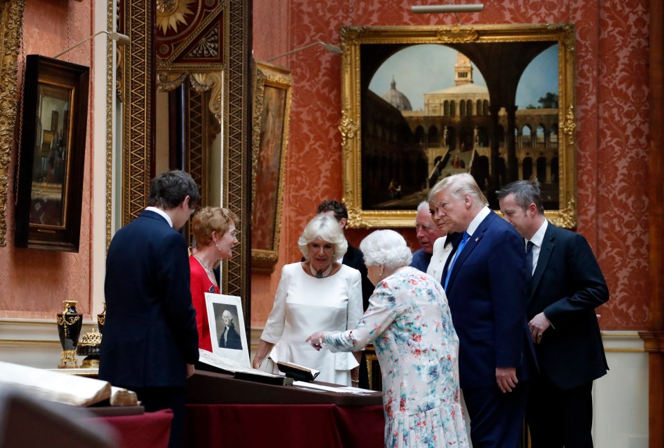  The Queen showed the US President around the palace