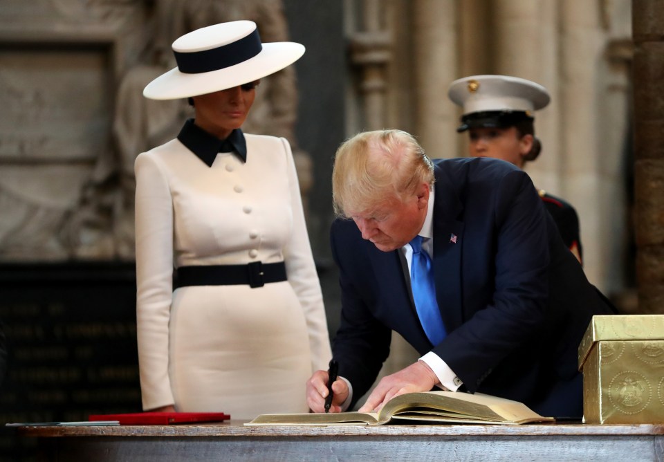  The Us President and Melania signed the visitors book