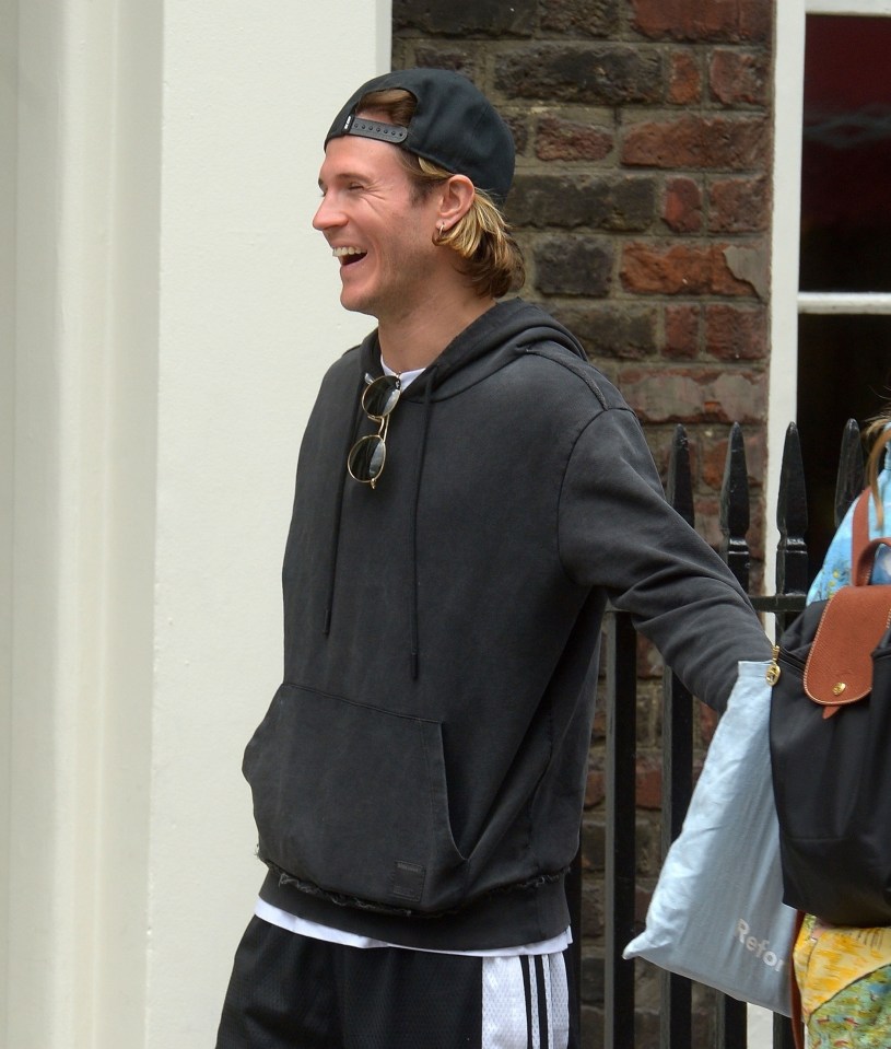  Dougie looked in good spirits after the smooch