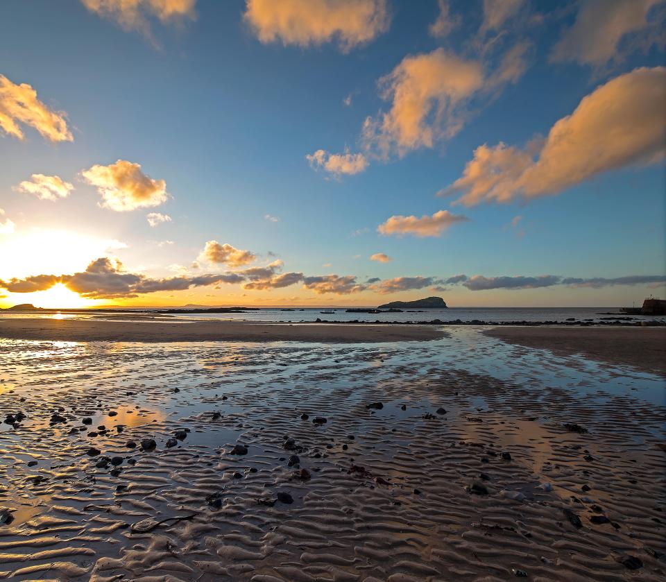  The beach looks out onto the island of Fidra