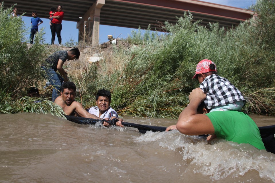  Central American migrants cross the Rio Grande, which divides Mexico and the US