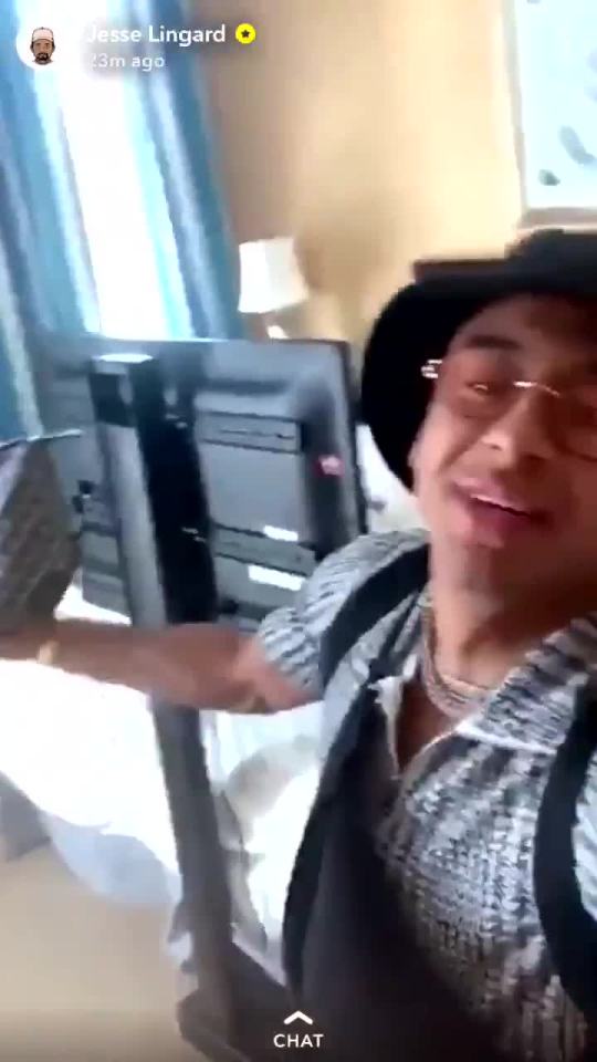  Jesse Lingard gave fans a crude tour of his hotel room in Miami