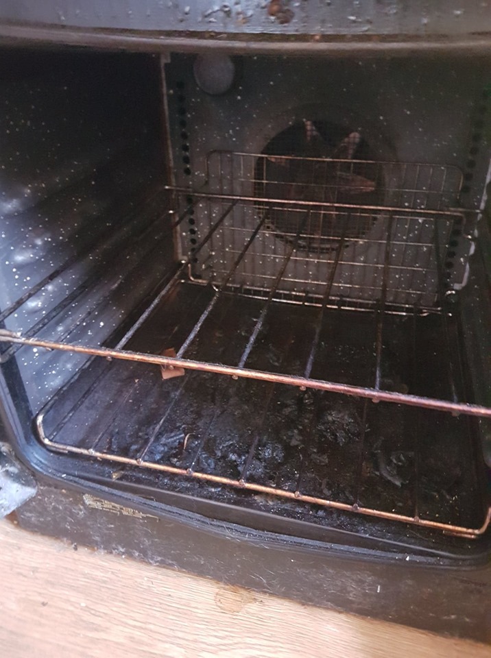  The Facebook user hadn't cleaned her oven in over 10 years when she took this photo