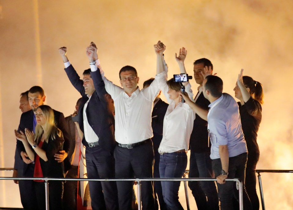  Ekrem Imamoglu, mayoral candidate of the main opposition Republican People's Party, celebrates with his thousands of supporters