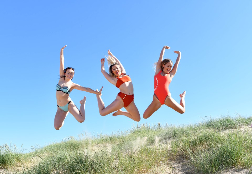  Dancers from Phil Winston’s Theatreworks Blackpool Enjoy the hot weather on St Annes Beach 