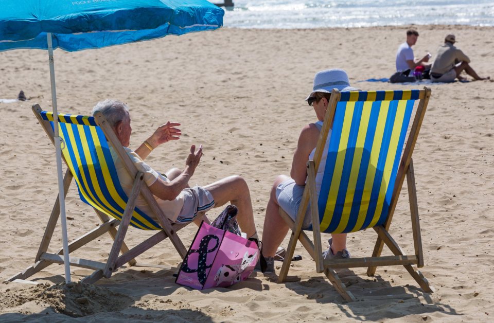 A couple keep cool under the sun in Bournemouth