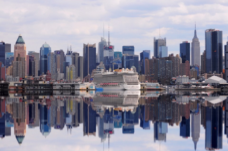  This captivating photo captures the dramatic skyline of New York