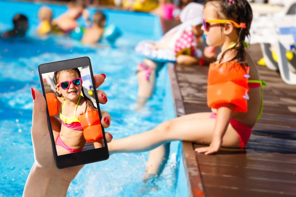 A woman, called Jen, has slammed a mum for forcing her daughter to pose in a fake pool photo shoot