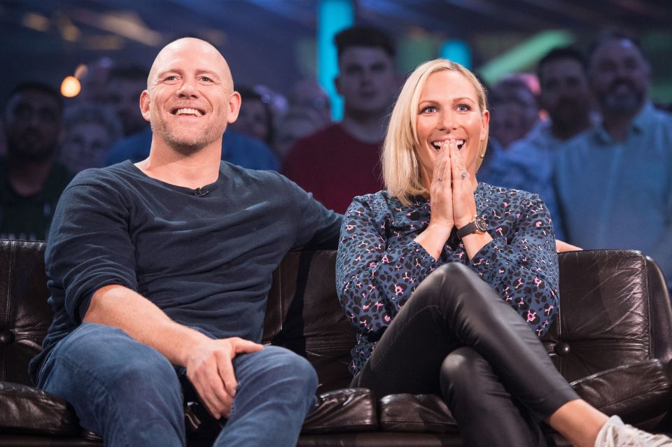  The couple looked happy and relaxed as they sat on the sofa