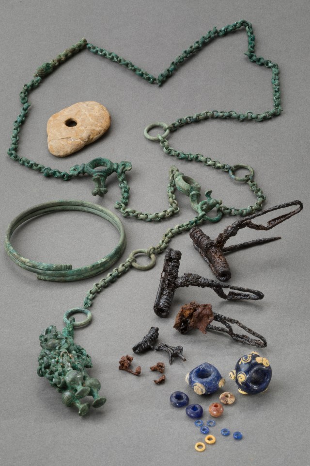  Jewellery buried with the woman